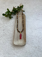 אורלי פורמן, מעצבת תכשיטים, שרשרת אבן חן טייגר-איי עם תליון דג אדום מאבן אגת