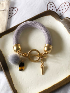 אורלי פורמן, מעצבת תכשיטים: שרשראות , עגילים וצמידים בשיק אורבני צבעוני 